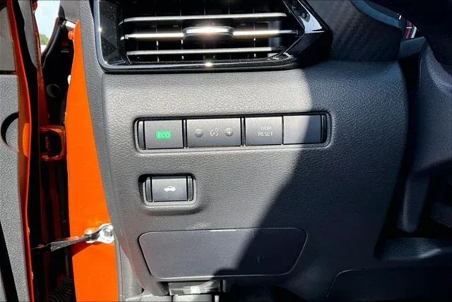 2025 Nissan Sentra SR thumbnail 24