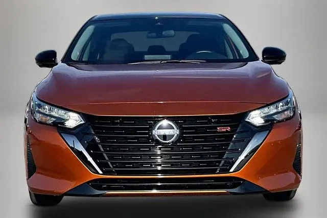 2025 Nissan Sentra SR thumbnail 3