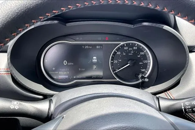 2025 Nissan Versa 1.6 SR thumbnail 12