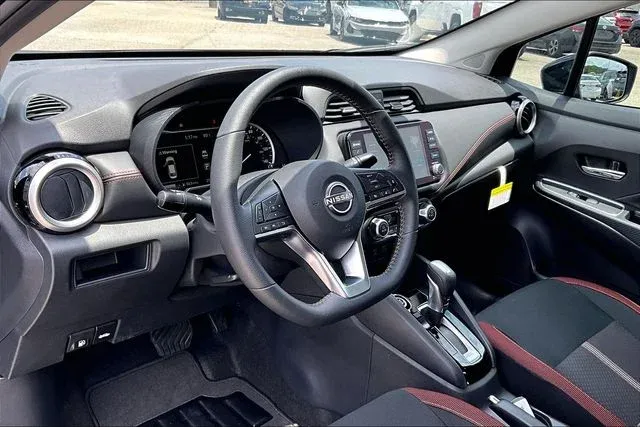 2025 Nissan Versa 1.6 SR thumbnail 14