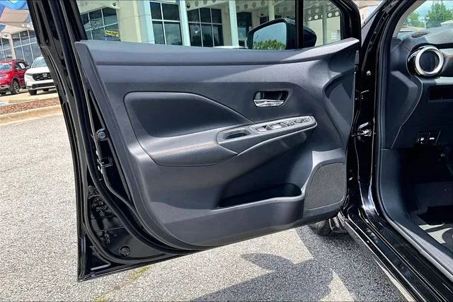 2025 Nissan Versa 1.6 SR thumbnail 17