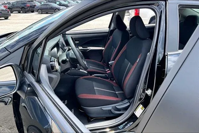 2025 Nissan Versa 1.6 SR thumbnail 18