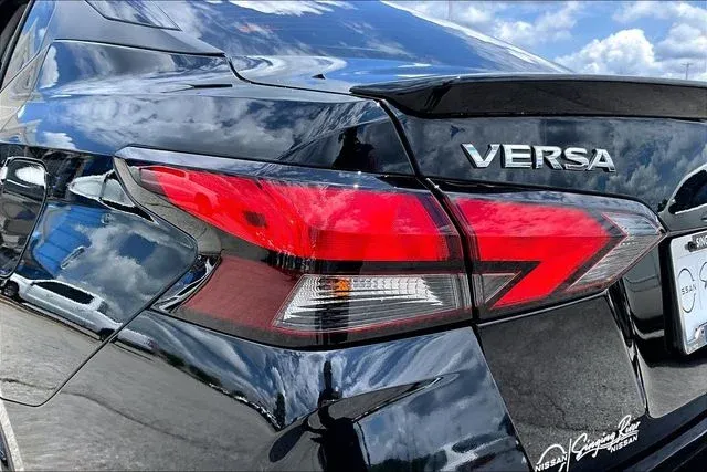 2025 Nissan Versa 1.6 SR thumbnail 20