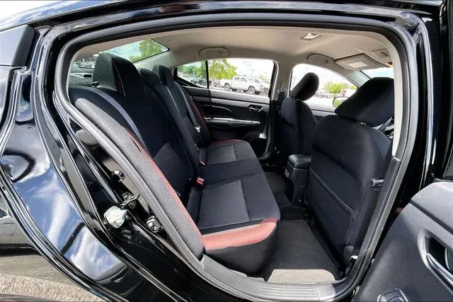 2025 Nissan Versa 1.6 SR thumbnail 22