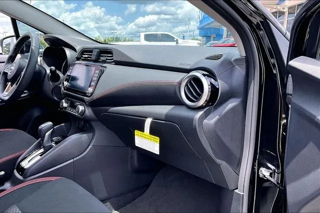 2025 Nissan Versa 1.6 SR thumbnail 23