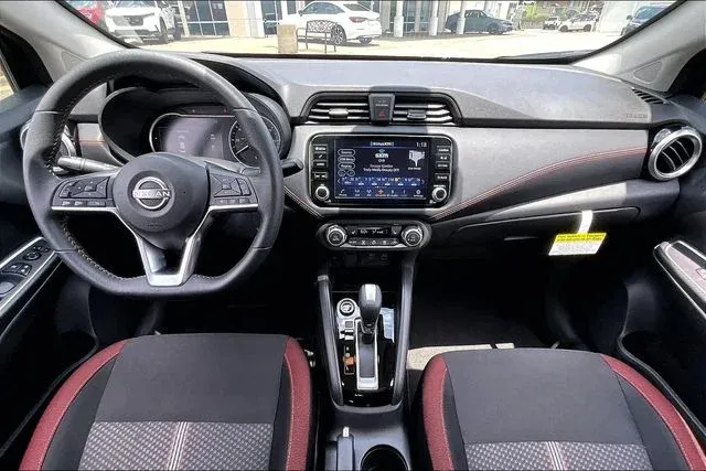 2025 Nissan Versa 1.6 SR thumbnail 7