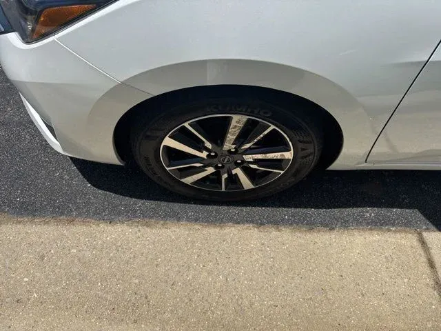 2025 Nissan Versa 1.6 SV thumbnail 11