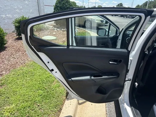 2025 Nissan Versa 1.6 SV thumbnail 14