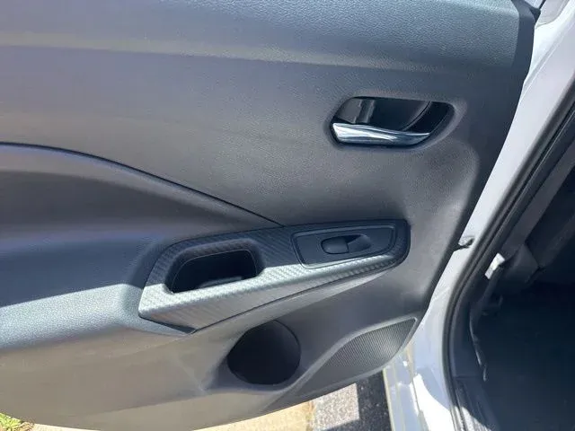 2025 Nissan Versa 1.6 SV thumbnail 15