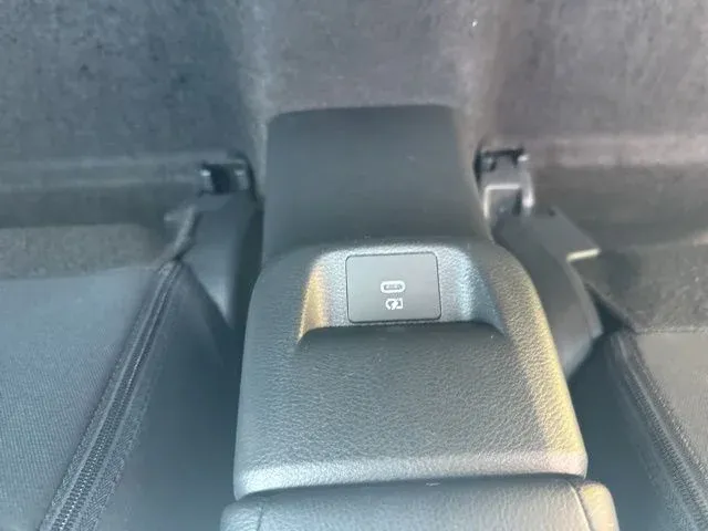 2025 Nissan Versa 1.6 SV thumbnail 17