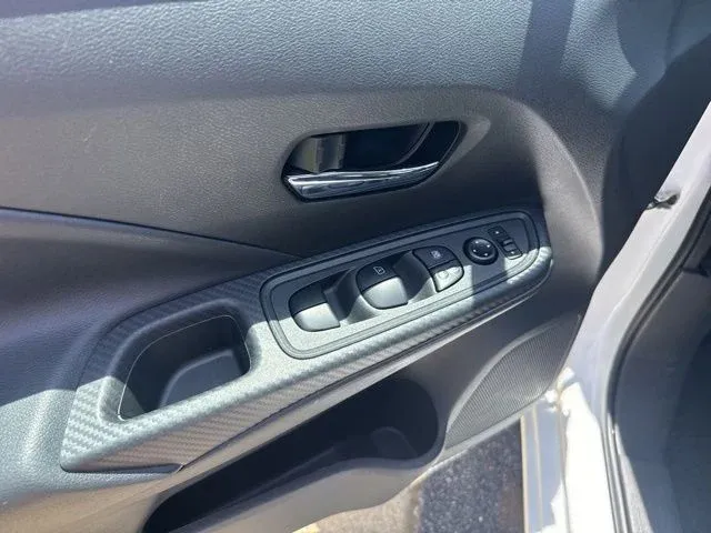 2025 Nissan Versa 1.6 SV thumbnail 18