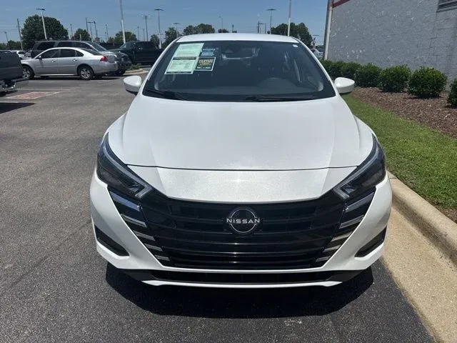 2025 Nissan Versa 1.6 SV thumbnail 2