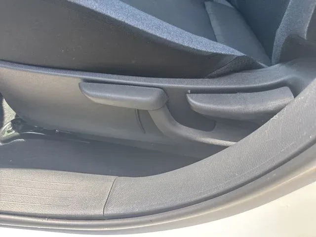 2025 Nissan Versa 1.6 SV thumbnail 20