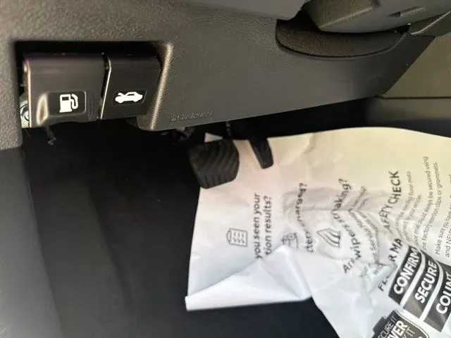 2025 Nissan Versa 1.6 SV thumbnail 21