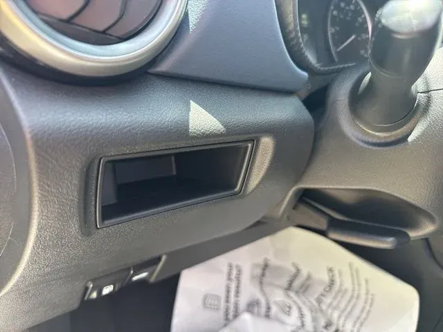 2025 Nissan Versa 1.6 SV thumbnail 22