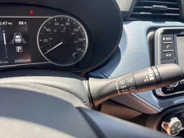 2025 Nissan Versa 1.6 SV thumbnail 25