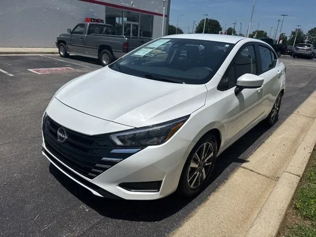 2025 Nissan Versa 1.6 SV thumbnail 3