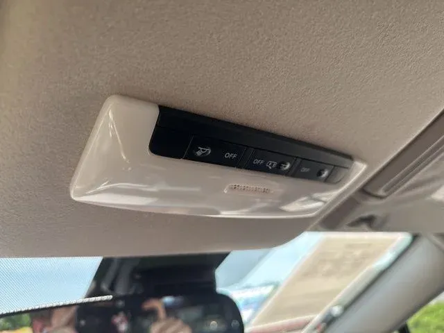 2025 Nissan Versa 1.6 SV thumbnail 31