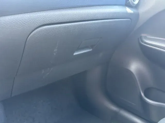 2025 Nissan Versa 1.6 SV thumbnail 32
