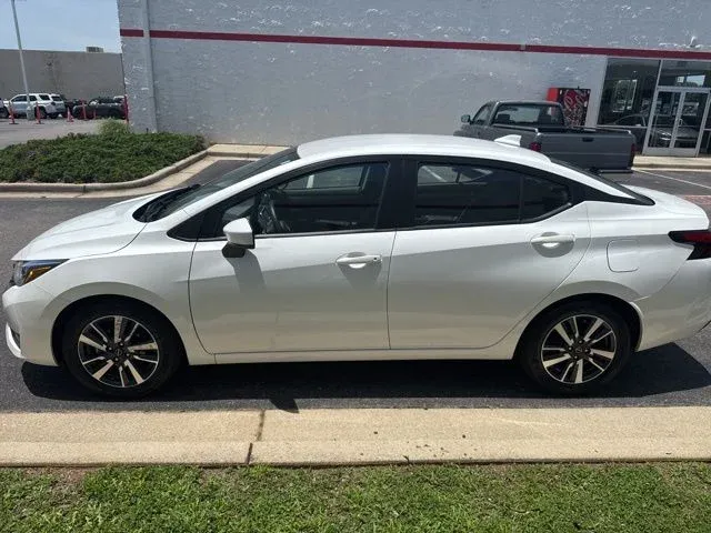 2025 Nissan Versa 1.6 SV thumbnail 4