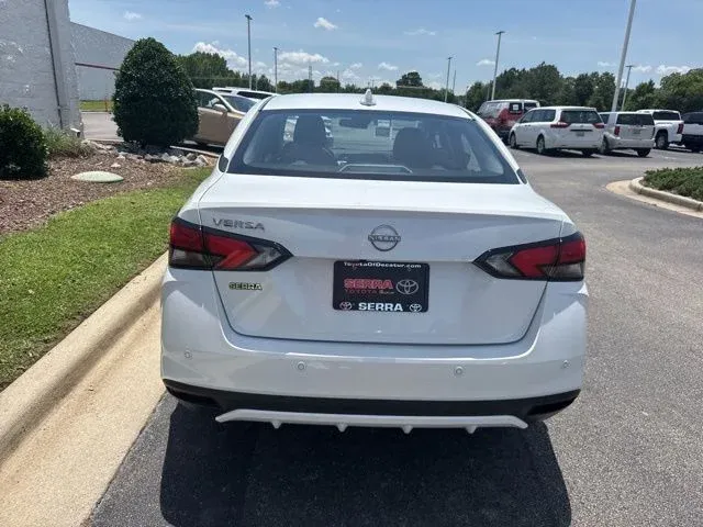 2025 Nissan Versa 1.6 SV thumbnail 6
