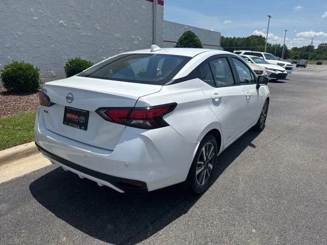 2025 Nissan Versa 1.6 SV thumbnail 7
