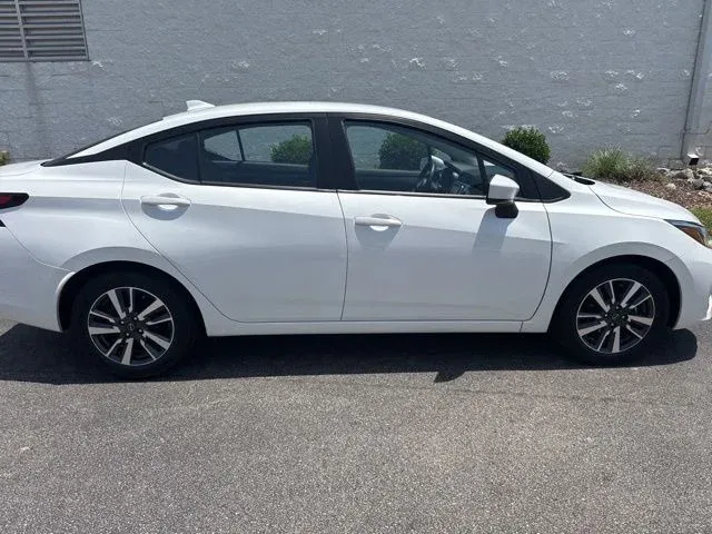 2025 Nissan Versa 1.6 SV thumbnail 8