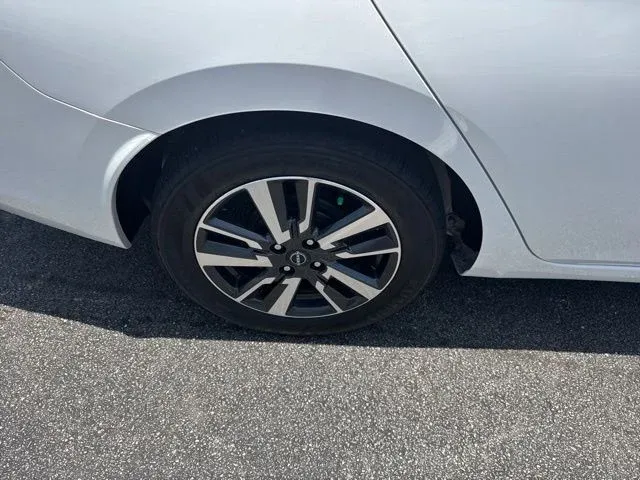 2025 Nissan Versa 1.6 SV thumbnail 9