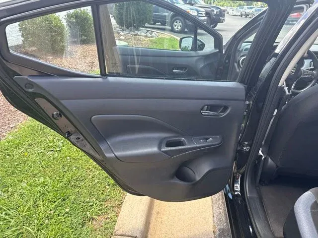 2025 Nissan Versa 1.6 SV thumbnail 14