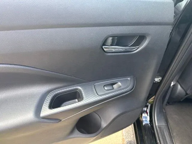 2025 Nissan Versa 1.6 SV thumbnail 15