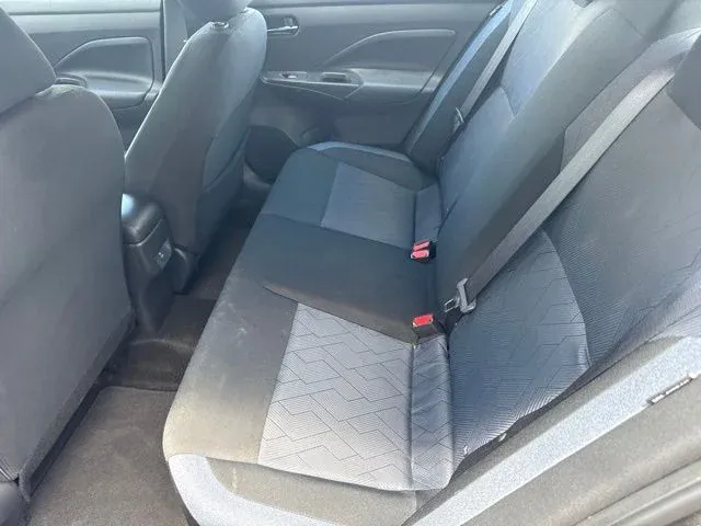 2025 Nissan Versa 1.6 SV thumbnail 17