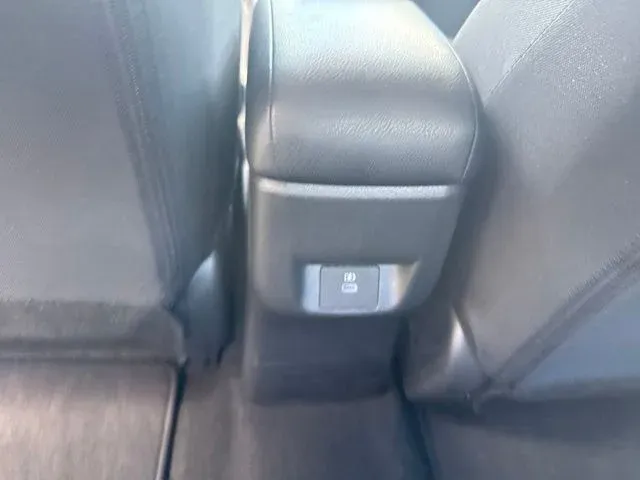 2025 Nissan Versa 1.6 SV thumbnail 18