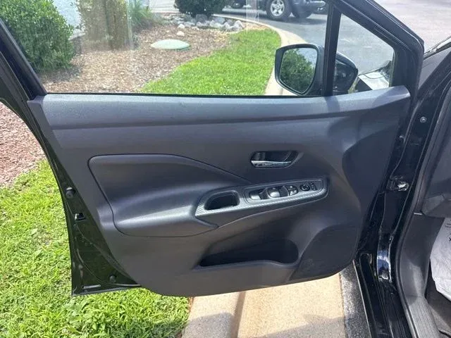 2025 Nissan Versa 1.6 SV thumbnail 19