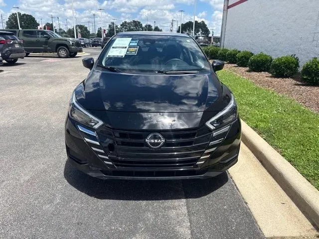 2025 Nissan Versa 1.6 SV thumbnail 2