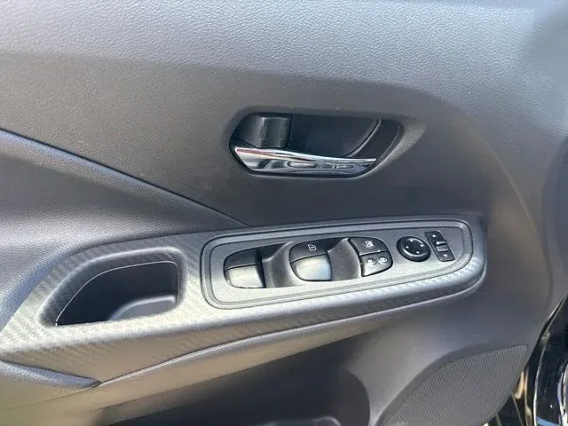 2025 Nissan Versa 1.6 SV thumbnail 20