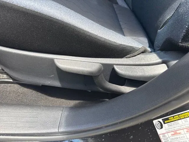 2025 Nissan Versa 1.6 SV thumbnail 22