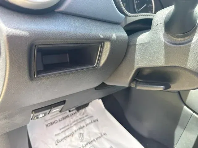 2025 Nissan Versa 1.6 SV thumbnail 25