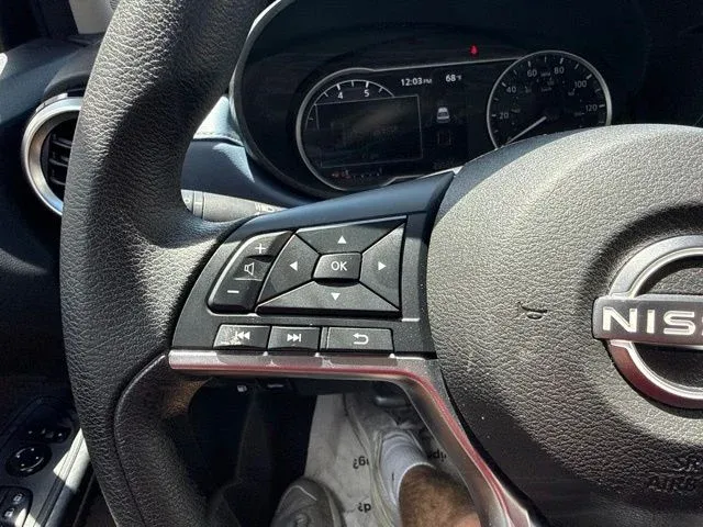 2025 Nissan Versa 1.6 SV thumbnail 27