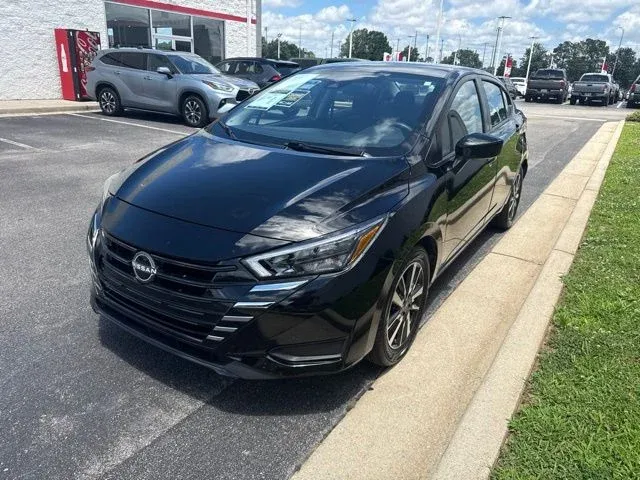 2025 Nissan Versa 1.6 SV thumbnail 3
