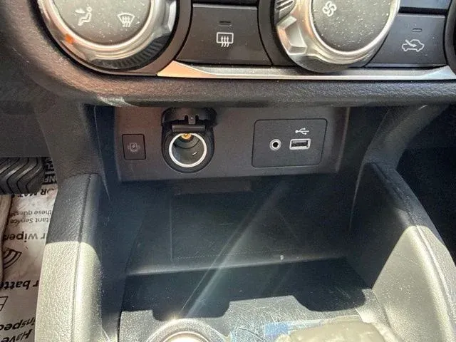 2025 Nissan Versa 1.6 SV thumbnail 34