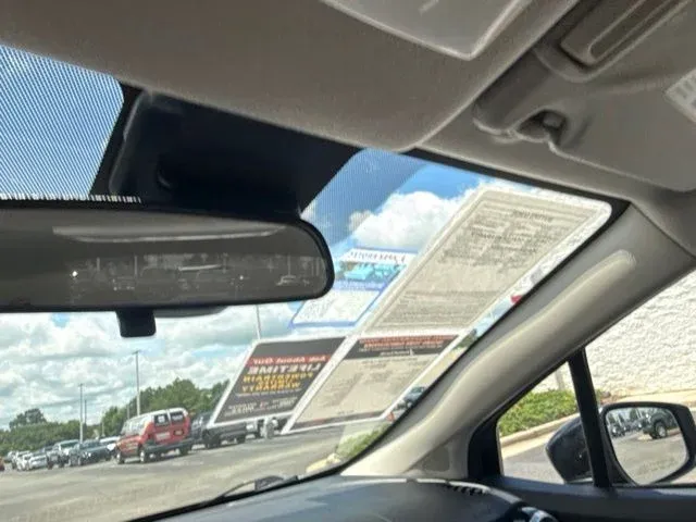 2025 Nissan Versa 1.6 SV thumbnail 38