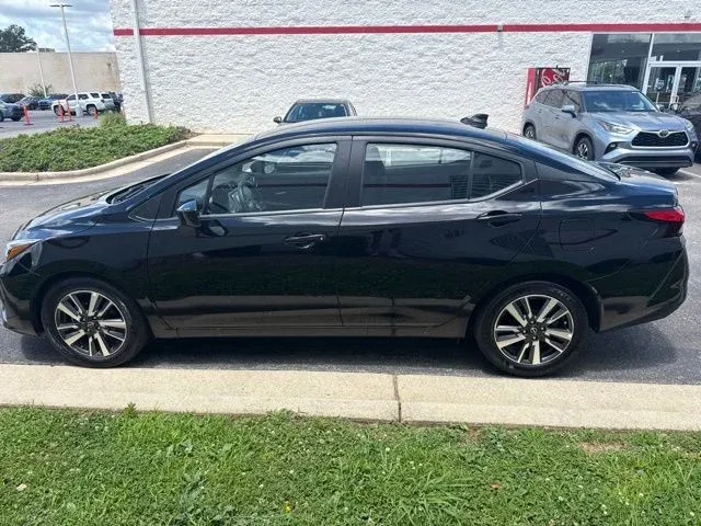2025 Nissan Versa 1.6 SV thumbnail 4