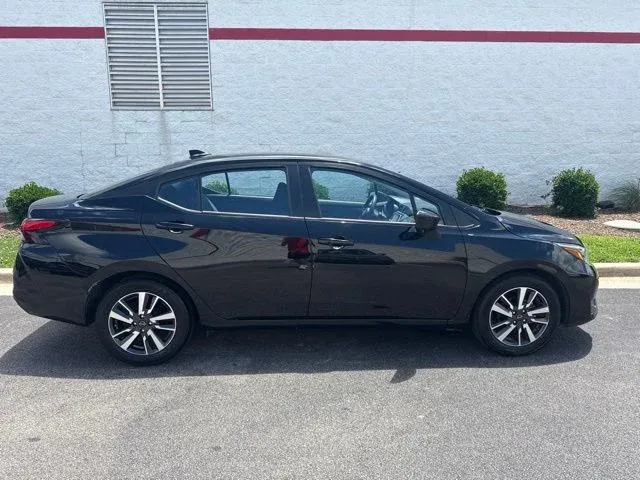 2025 Nissan Versa 1.6 SV thumbnail 8