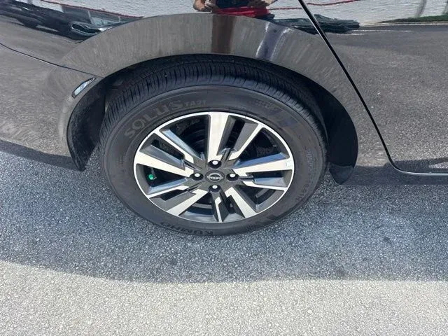 2025 Nissan Versa 1.6 SV thumbnail 9