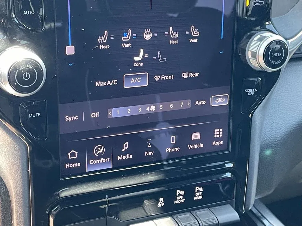 2025 Ram 1500 Laramie thumbnail 19