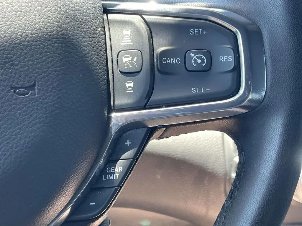 2025 Ram 1500 Laramie thumbnail 25