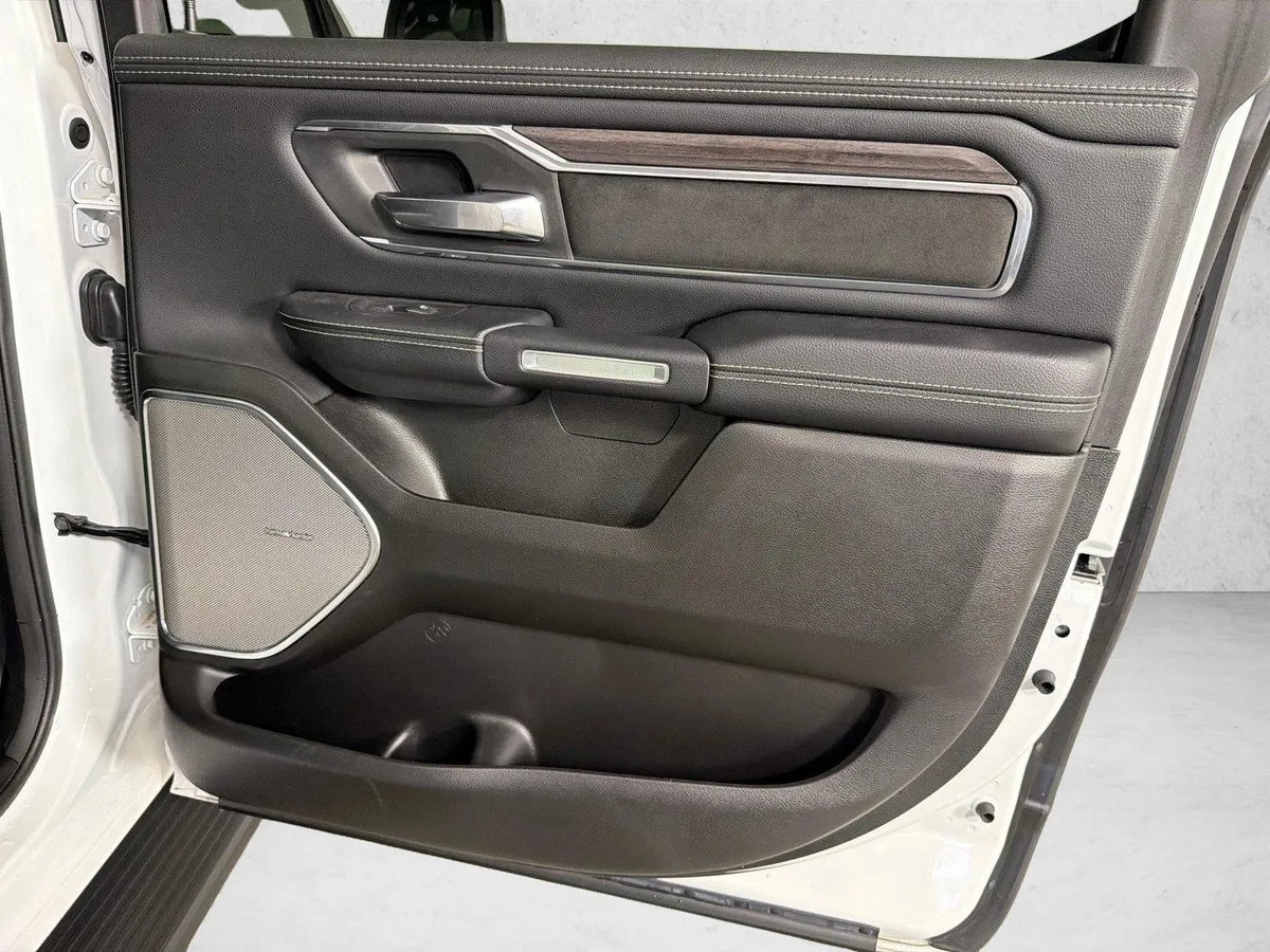2025 Ram 1500 Laramie thumbnail 18