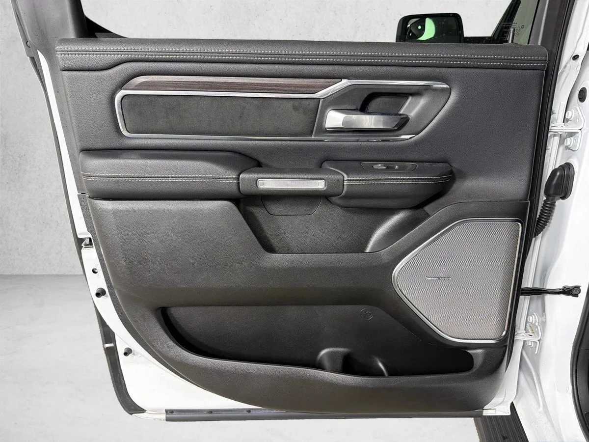 2025 Ram 1500 Laramie thumbnail 23