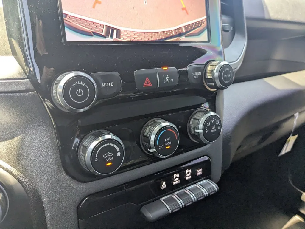 2025 Ram 1500 Tradesman thumbnail 17