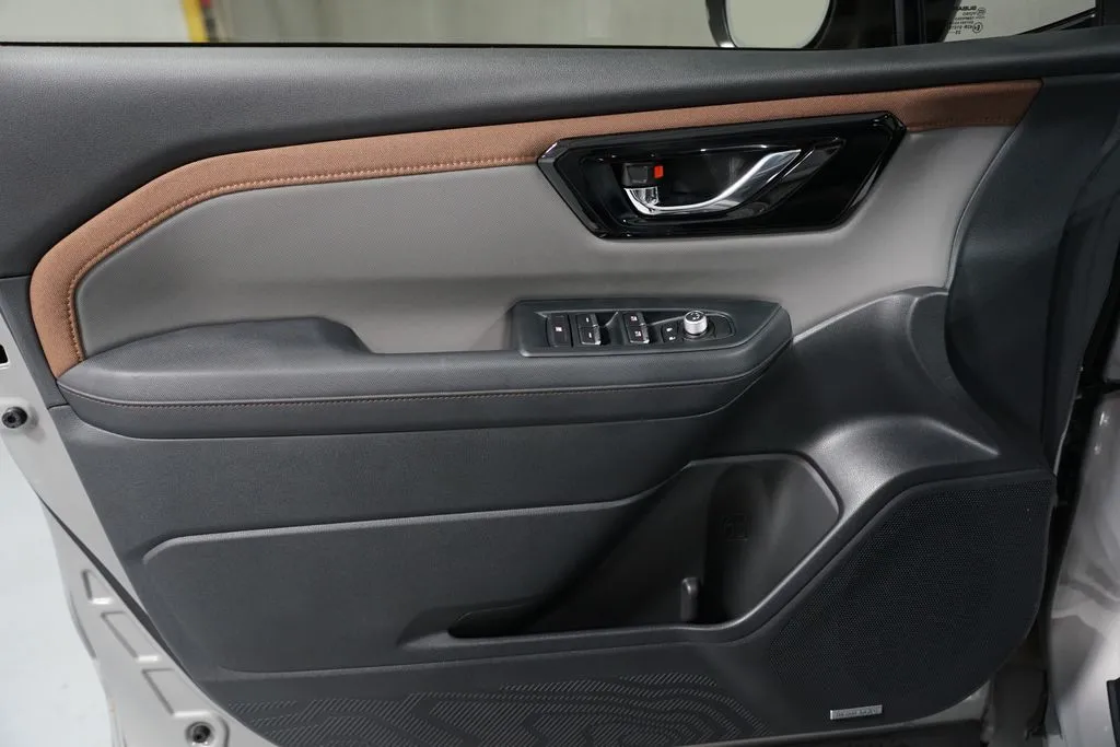 2025 Subaru Forester Hybrid Sport thumbnail 31